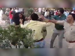 पंजाब यूनिवर्सिटी में छात्रों के बीच जमकर चले लात घूंसे, तमाशबीन बनी रही पुलिस 