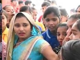 UP: टीचर हुए रिटायर तो रो पड़े बच्चे, कहा- आप मत जाओ 