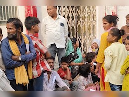 फिरोजाबाद में आधार सेवा केंद्र पर लोगों की भीड़, घंटों लाइनों में लग रहे लोग फिरोजाबाद में आधार सेवा केंद्र पर लोगों की भीड़, घंटों लाइनों में लग रहे लोग