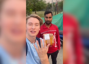 Viral: Vlogger Ralph Leng's Playful Video With Zomato Delivery Agent Leaves Internet In Splits Viral: Vlogger Ralph Leng's Playful Video With Zomato Delivery Agent Leaves Internet In Splits