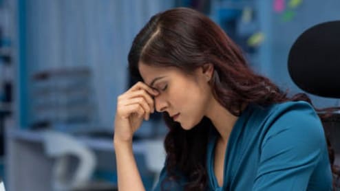 सुबह उठते ही थकान क्यों महसूस होती है? डॉक्टर ने बताई अंदरूनी वजह और आपकी 7 गलतियां