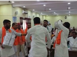 Raipur:  बिरगांव नगर निगम में बजट के दौरान हंगामा, विपक्ष के पार्षदों ने महापौर पर डाला पानी, लगाए मुर्दाबाद के नारे Raipur:  बिरगांव नगर निगम में बजट के दौरान हंगामा, विपक्ष के पार्षदों ने महापौर पर डाला पानी, लगाए मुर्दाबाद के नारे