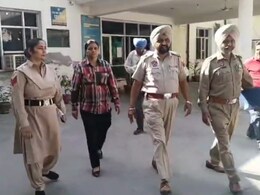 फर्जी महिला पुलिस अधिकारी गिरफ्तार, बड़े-बड़े अधिकारियों को कर रही थी ब्लैकमेल, ऐसे आई गिरफ्त में  फर्जी महिला पुलिस अधिकारी गिरफ्तार, बड़े-बड़े अधिकारियों को कर रही थी ब्लैकमेल, ऐसे आई गिरफ्त में