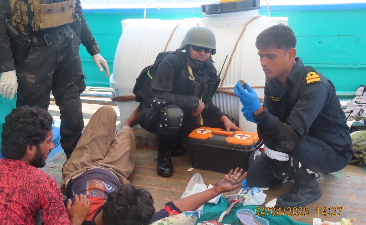 Мумбай Индийски военноморски военен кораб опериращ в Централно Арабско море