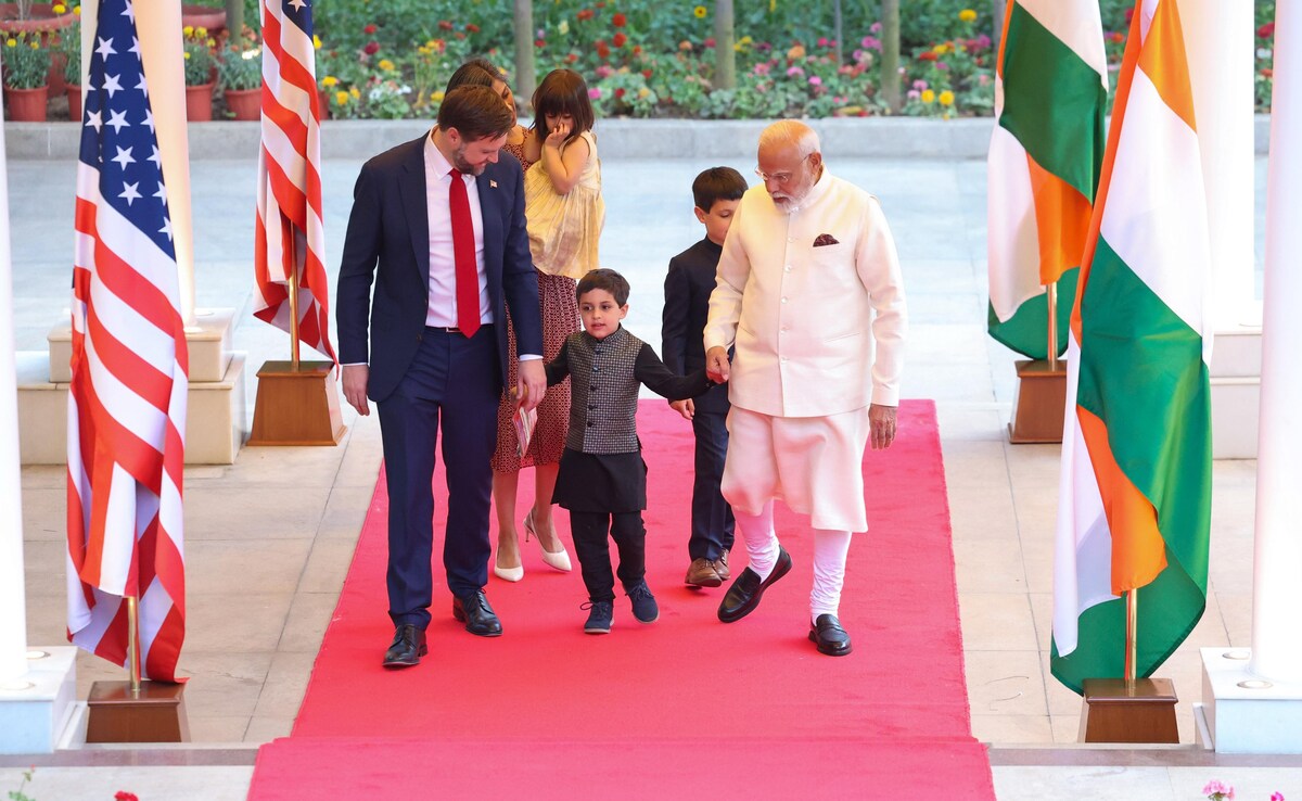  Jd Vance и фамилията му кацнаха в Индия тази заран на четиридневно посещаване след пътешестване до Италия. 