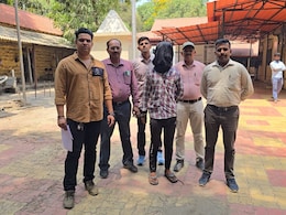 Kalyan : कल्याण स्टेशन परिसरात परप्रांतीय फेरीवाल्यांची गुंडगिरी, तरुणाला मारहाण करुन लुटले Kalyan : कल्याण स्टेशन परिसरात परप्रांतीय फेरीवाल्यांची गुंडगिरी, तरुणाला मारहाण करुन लुटले