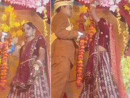 दूल्हा-दुल्हन ने गुस्से में एक-दूसरे पर फेंक दी वरमाला, पोज़ बिगड़ने पर कैमरामैन भी हुआ परेशान, यूजर्स बोले- जंग की शुरुआत है दूल्हा-दुल्हन ने गुस्से में एक-दूसरे पर फेंक दी वरमाला, पोज़ बिगड़ने पर कैमरामैन भी हुआ परेशान, यूजर्स बोले- जंग की शुरुआत है