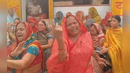 Rajasthan: 'बिन पिए नशा हो जावे है' धौलपुर में महिलाओं ने गीत गाकर किया शराब के ठेके का विरोध, धरने पर बैठीं&nbsp;&nbsp;