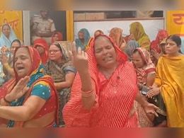 Rajasthan: 'बिन पिए नशा हो जावे है' धौलपुर में महिलाओं ने गीत गाकर किया शराब के ठेके का विरोध, धरने पर बैठीं   Rajasthan: 'बिन पिए नशा हो जावे है' धौलपुर में महिलाओं ने गीत गाकर किया शराब के ठेके का विरोध, धरने पर बैठीं