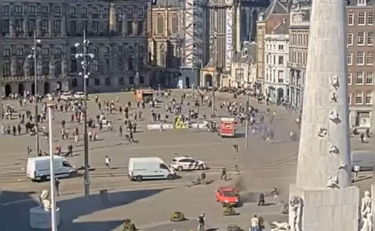 Амстердам Човек подпали себе си и колата му на огън