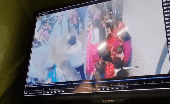 Rajsamand: गणगौर महोत्सव के दौरान युवक को घोड़े ने मारी लात, Video देख हर कोई हुआ हैरान