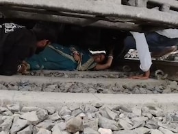 बेगूसराय में महिला ने ट्रेन के सामने कूदकर की आत्महत्या की कोशिश, लोको पायलट ने लगा दी ब्रेक बेगूसराय में महिला ने ट्रेन के सामने कूदकर की आत्महत्या की कोशिश, लोको पायलट ने लगा दी ब्रेक