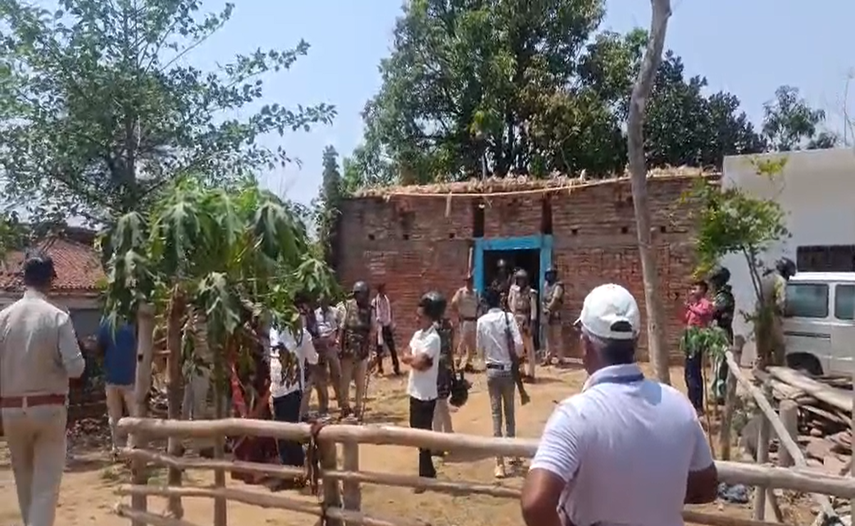 Mauganj: गडरा कांड के बाद बंद घर में लटकती मिली पिता-पुत्र की लाश, बेटी का शव भी बरामद, जानिए पूरा मामला