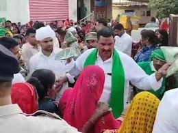 सिर पर मारा, धक्का दिया... बिहार में साड़ी बांटने के दौरान विधायक ने महिलाओं के साथ की बदसलूकी सिर पर मारा, धक्का दिया... बिहार में साड़ी बांटने के दौरान विधायक ने महिलाओं के साथ की बदसलूकी