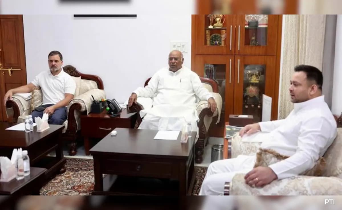 Ню Делхи RJD leader Tejashwi Yadav met senior Congress leaders
