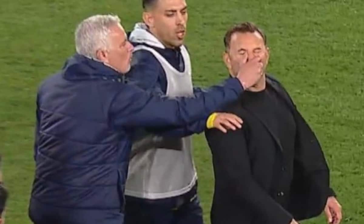 Jose Mourinho Grabs Galatasaray Coach's Face After Losing Istanbul Derby