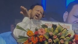 Pandharpur News : शहाजीबापू पाटलांनी भर सभेत थोबाडीत मारून घेतली, नेमकं काय घडलं?