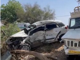 Jalore: तनोट माता के दर्शन करने जा रहे श्रद्धालुओं की कार पिकअप से टकराई, दो की मौत Jalore: तनोट माता के दर्शन करने जा रहे श्रद्धालुओं की कार पिकअप से टकराई, दो की मौत