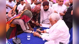 Rajasthan: "आपसे दोबारा कैसे बात होगी बाबा", क&zwj;िरोड़ी लाल मीणा ने मह&zwj;िला के हाथ पर ल&zwj;िख द&zwj;िया अपना मोबाइल नंबर