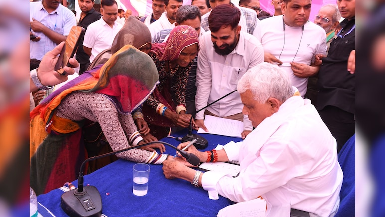 Rajasthan: "आपसे दोबारा कैसे बात होगी बाबा", क‍िरोड़ी लाल मीणा ने मह‍िला के हाथ पर ल‍िख द‍िया अपना मोबाइल नंबर