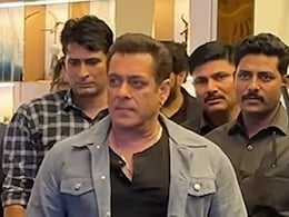 सलमान खान ने पहनी मिक्की माउस वाली जींस, वीडियो देख कहेंगे भाई तो बच्चा है जी...