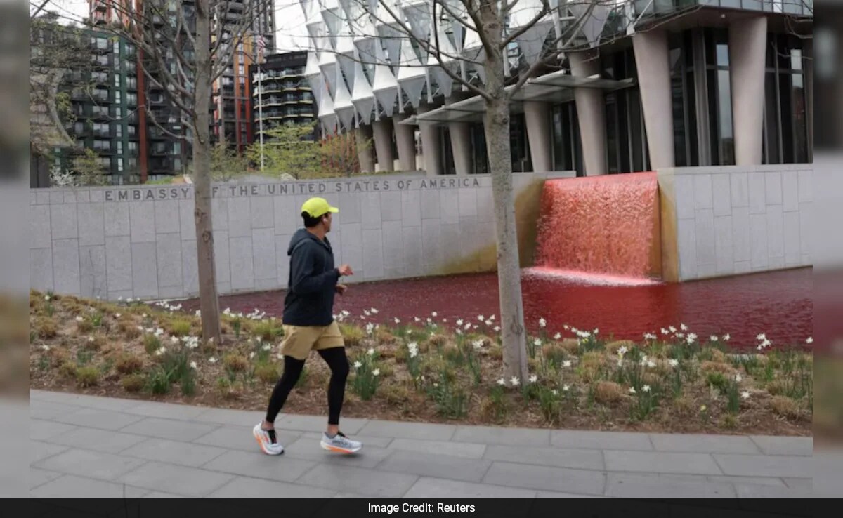 Активисти от Грийнпийс изляха 300 литра кръвно червено багрило в езерце