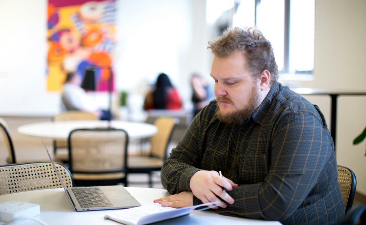 бързо приемане Резюме е генериран от AI прегледано Newsroom Ново