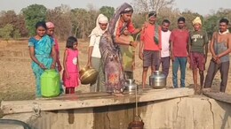 Water Crisis: बूंद-बूंद पीने के पानी को तरस रहा ये गांव! 1KM दूर झिरिया के पानी लाने को मजबूर महिलाएं; देखें ग्राउंड रिपोर्ट