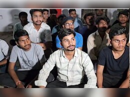 फंसाने की धमकी देकर रोटियां छीन लेती हैं महिला कर्मचारी ... छात्रों ने कलेक्टर बंगले के बाहर धरना देकर की शिकायत 