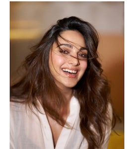 Mom-To-Be Kiara Advani Flaunts Her Pregnancy Glow With Minimal Makeup