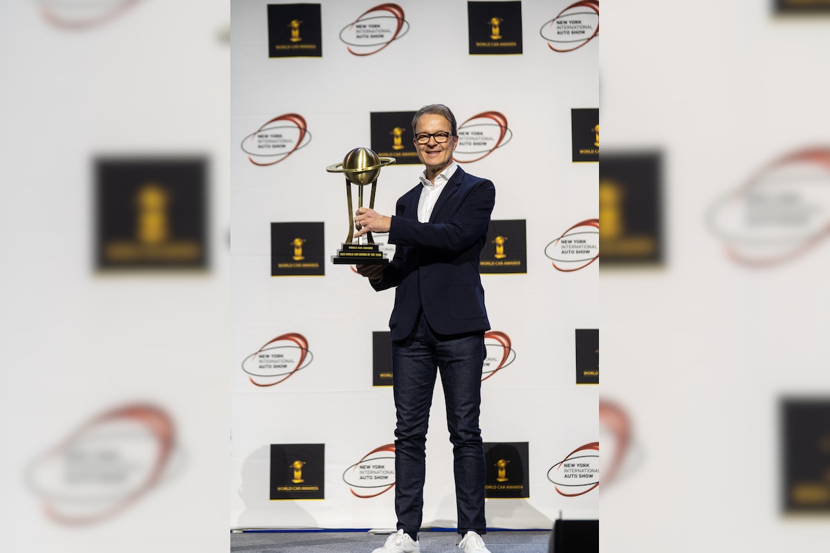 Dr. Kjell Gruner, Vice President and CEO, Volkswagen Group of America with the award for World Car Design of the Year