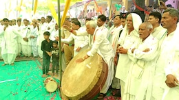 Rajasthan: पंगत में बैठकर सब्जी-पूड़ी खाई और बजाया नगाड़ा, वायरल हुआ राजस्थान के मंत्री किरोड़ी लाल मीणा का वीडियो