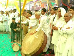 Rajasthan: पंगत में बैठकर सब्जी-पूड़ी खाई और बजाया नगाड़ा, वायरल हुआ राजस्थान के मंत्री किरोड़ी लाल मीणा का वीडियो Rajasthan: पंगत में बैठकर सब्जी-पूड़ी खाई और बजाया नगाड़ा, वायरल हुआ राजस्थान के मंत्री किरोड़ी लाल मीणा का वीडियो