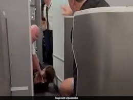 Video: American Airlines Passenger Who Tried To Enter Cockpit Gets Knocked To The Ground By Crew Video: American Airlines Passenger Who Tried To Enter Cockpit Gets Knocked To The Ground By Crew