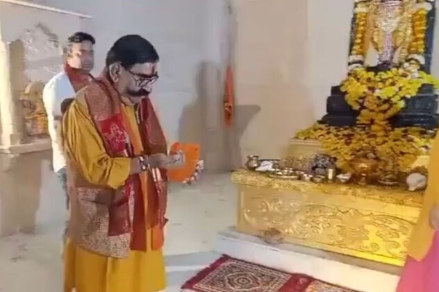 टीकाराम जूली के दर्शन के बाद पूर्व विधायक ज्ञानदेव आहूजा ने गंगाजल छिड़का था. टीकाराम जूली के दर्शन के बाद पूर्व विधायक ज्ञानदेव आहूजा ने गंगाजल छिड़का था.