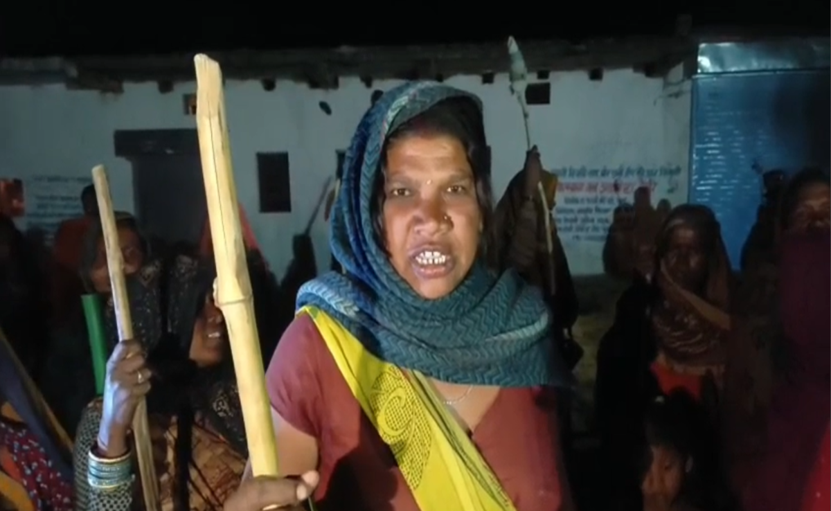 Panna: शराब की दुकान का विरोध, लाठी-डंड़े लेकर निकली महिलाएं, प्रशासन ने नहीं सुनी बात तो सड़क पर उतरे लोग