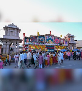 Ayodhya Uttar Pradesh Десетки посветени хвърлиха Рамския храм на Айодхия