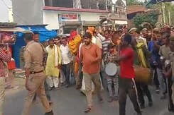 Video: UP Cop, Who Got Transferred, Gets Grand Farewell From Locals Video: UP Cop, Who Got Transferred, Gets Grand Farewell From Locals