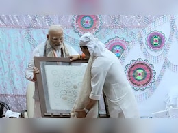 पीएम मोदी को केंद्रीय मंत्री सिंधिया ने दिया ये खास तोहफा, देखते ही गदगद हो उठे... 