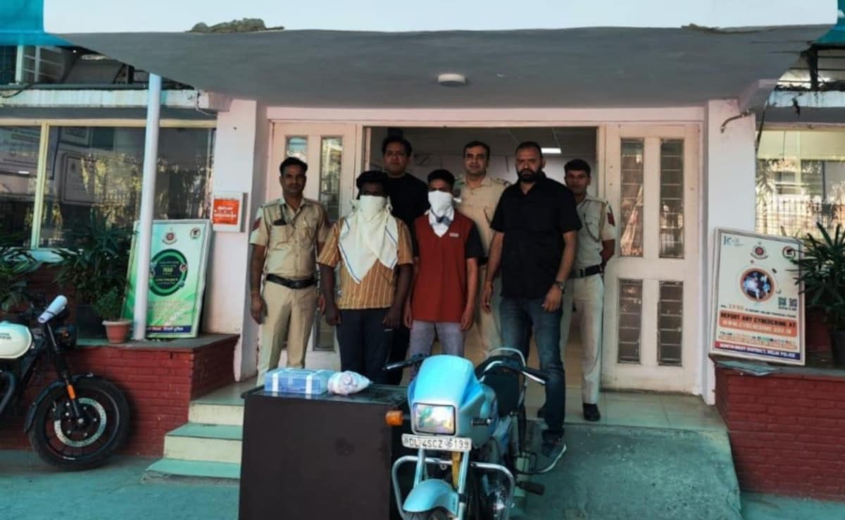 Ню Делхи При шокиращ инцидент мъж заедно с двама сътрудници