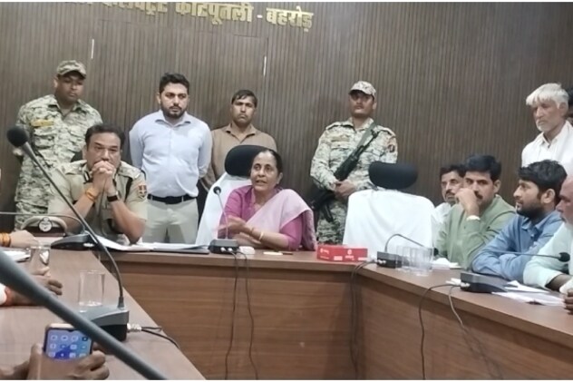 नाराज ग्रामीणों को समझाती हुईं कोटपूतली-बहरोड़ कलेक्टर. नाराज ग्रामीणों को समझाती हुईं कोटपूतली-बहरोड़ कलेक्टर.