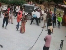 On Camera, Bihar Villagers Attack Cops Who Went To Arrest Drunk Men On Camera, Bihar Villagers Attack Cops Who Went To Arrest Drunk Men