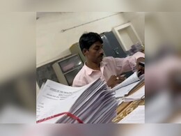 MP गजब है: चपरासी से चेक कराई गई सरकारी कॉलेज की कॉपी, खुलासा होते ही इन पर गिरी गाज MP गजब है: चपरासी से चेक कराई गई सरकारी कॉलेज की कॉपी, खुलासा होते ही इन पर गिरी गाज