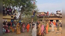 पति खाते हैं पत्नियों से मार, MP के देवास में होता है कुछ ऐसा