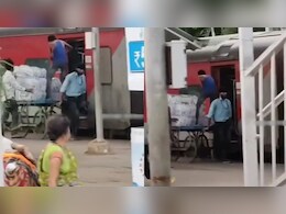 चलती ट्रेन के साथ दौड़ता ठेला, गाड़ी के अंदर पानी की बोतलें फेंकते..शख्स की हरकत को देख लोगों ने लगाई क्लास चलती ट्रेन के साथ दौड़ता ठेला, गाड़ी के अंदर पानी की बोतलें फेंकते..शख्स की हरकत को देख लोगों ने लगाई क्लास