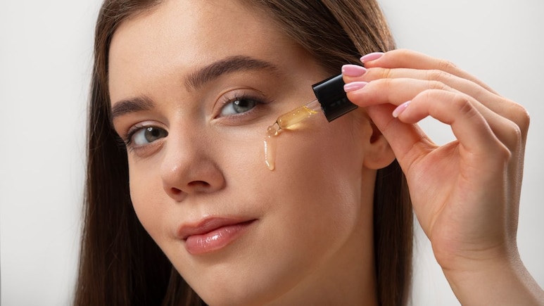 Face Serum लगाने का सही तरीका क्या है? डर्मेटोलॉजिस्ट ने बताया चेहरे पर सीरम लगाते हुए किन बातों का रखें ध्यान