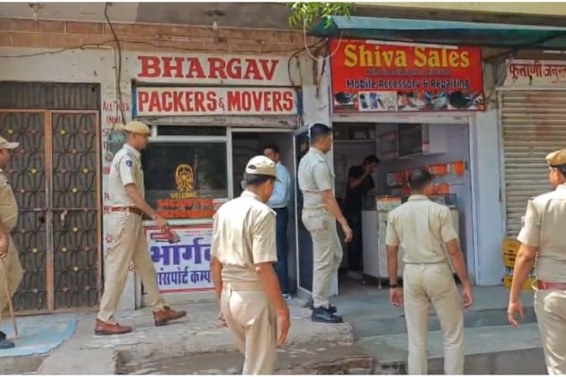 जोधपुर में दुकानें बंद करवाते हुए पुलिसकर्मी.