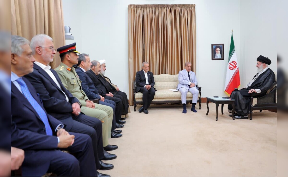  Pakistan Field Marshal Asim Munir (left) at the meeting of Shehbaz Sharif and Khamenei 