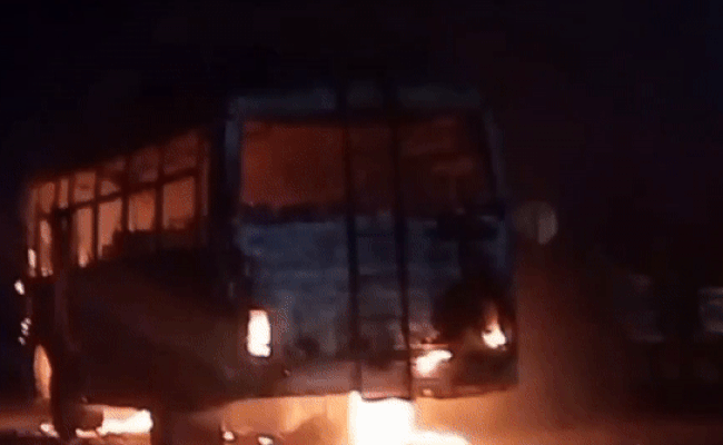 टोंक में भीषण हादसा टला, NH 52 पर बारातियों से भरी चलती बस बनी आग का गोला, पल भर में जलकर हुई राख