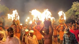 Tribal Traditions : मातीच्या पेटत्या घागरी डोक्यावर, अंगावर गरम तेल; आदिवासींची ही परंपरा नेमकी काय आहे?&nbsp;